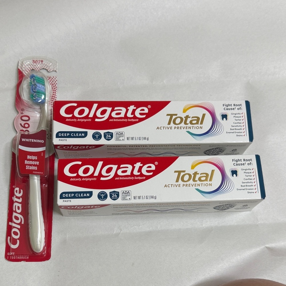 Colgate Total Deep Clean Toothpaste and Toothbrush Set - Red and White